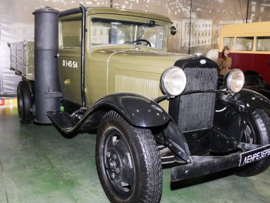 Ahşap üzerine çalışan bir askeri kamyon.