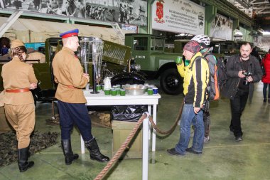 Masada suyu ile ziyaretçi.