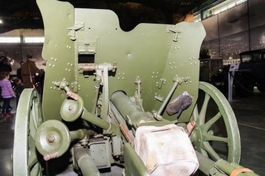 Kaplanlar silahı kontrol ederler..