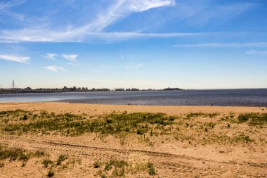 Sandy kıyı şeridi.