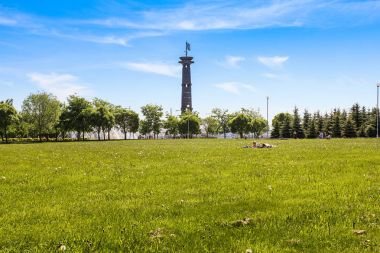 Parkta büyük bir çim.