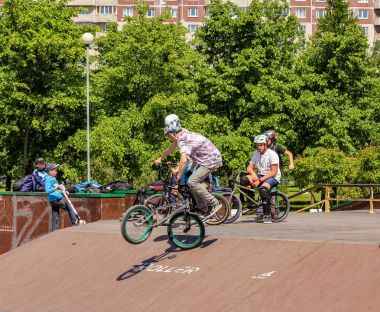 Bir genç bir numara bir bisiklet üzerinde gerçekleştirir..
