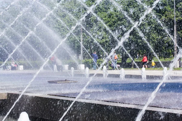 Splashes and streams of water in the park. — Stock Photo, Image