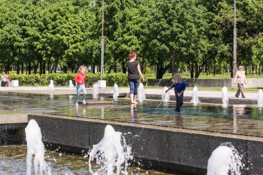 Çocuk ıslak defterinde.