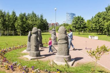 İnsan heykeller arasında.