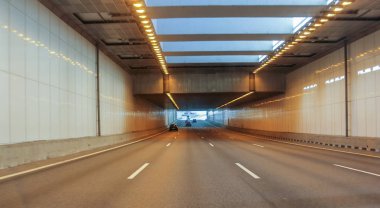 Aydınlatmalı araba tüneli.