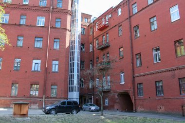 Kırmızı tuğla yapıdır.