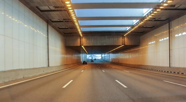 Oświetlony tunel samochodowy. — Zdjęcie stockowe