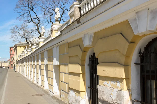 Pared con esculturas . — Foto de Stock