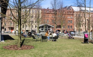 Bahar güneşin altında insanlar istirahat.