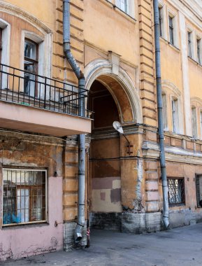 Evde kemerli geçit.