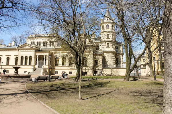 Vårträdgård framför slottet. — Stockfoto