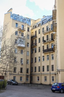 Avluya Pisarev cadde boyunca olduğunu.