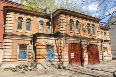 Avluda eski bir ekonomik yapı.