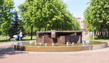 Yaz Parkta yürümek.