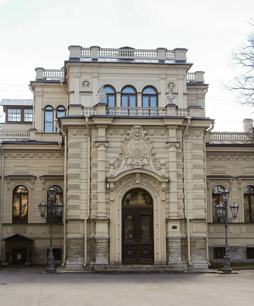 L'entrée principale du Palais du Grand-Duc Alexei Alexandrovi — Photo