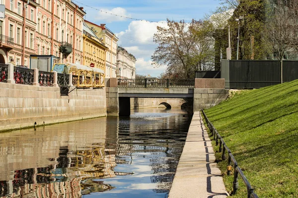 Bridge Krushteyna through the Admiralty canal. — Stock Photo, Image