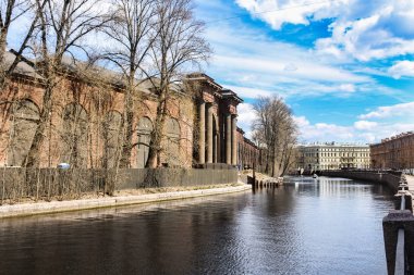 Kabukları Yusupov kıyısında eski binaların.