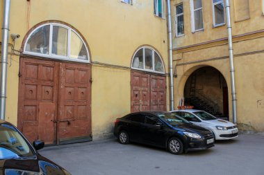 Ahşap kapı ile bahçesinde.