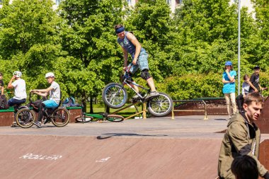 Bir bisiklet atlama.