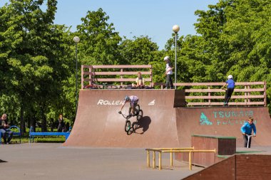 Bisikletçi tepeden aşağı rides.