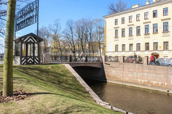 De tweede brug Krushteyna via het kanaal van de Admiraliteit. — Stockfoto