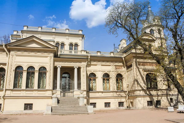 La façade du palais du grand-duc Alexei Alexandrovitch . — Photo