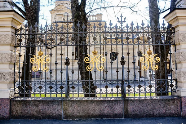 Художественная кованая ограда с королевскими монограммами . — стоковое фото