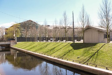 Yamaç üzerinde çim.