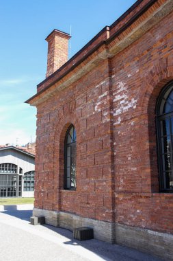 Bina kırmızı tuğladan yapılmıştır..