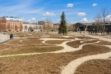 Çiçek çimenler yolları ile kurulan.
