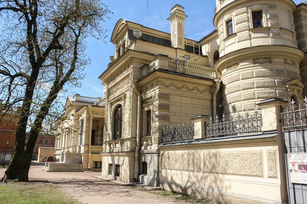 Un árbol frente al palacio del Gran Duque Alexei Alexandrovich —  Fotos de Stock