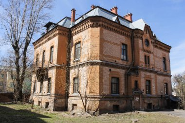 Ağacın yanında eski bir malikane.