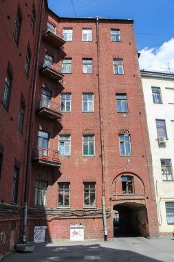 Köşede balkonları olan ev.