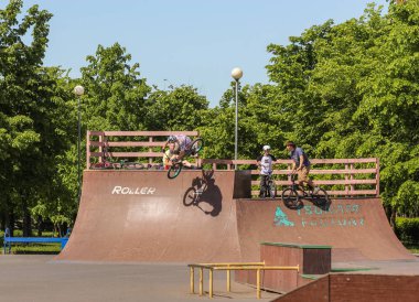 Genç bir numara gerçekleştirir.