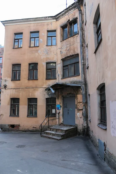 Η παλιά βεράντα ενός τριορόφου κτηρίου. — Φωτογραφία Αρχείου