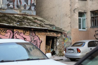 Avluda eski bir bina.