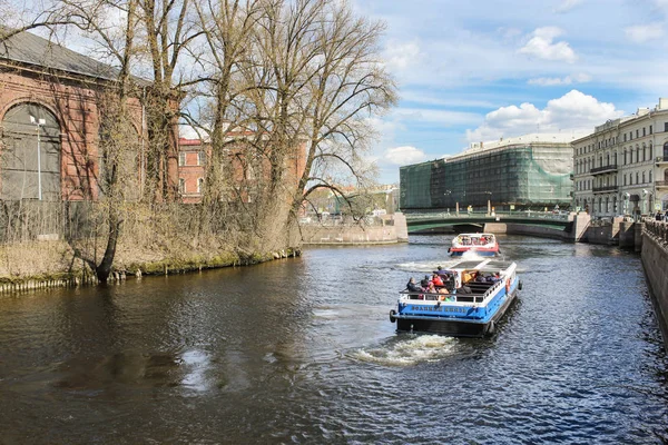 Lodě s turisty na Moika. — Stock fotografie