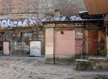 Eski püskü avlunun duvarları.