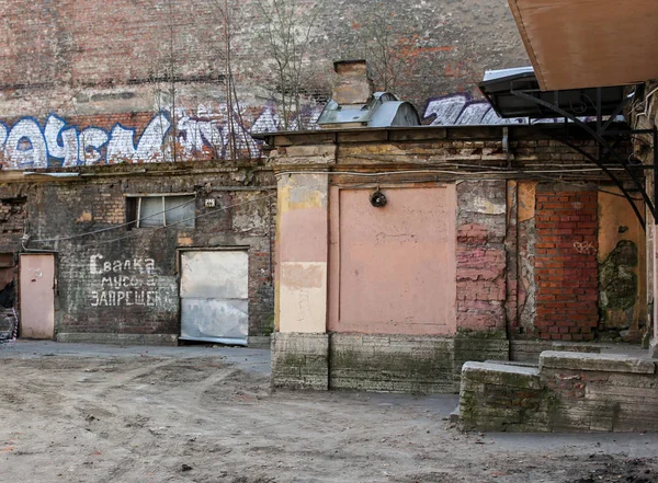 Eski püskü avlunun duvarları.