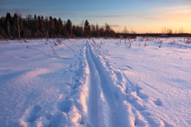 Günbatımı pistte Kayak.