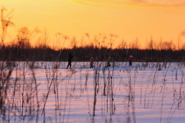 Gün batımında küçük kayakçılar.