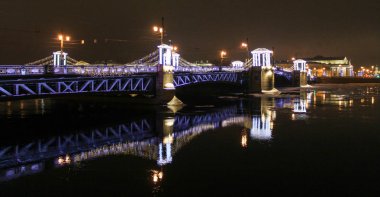 Festively Palace Bridge dekore edilmiş.