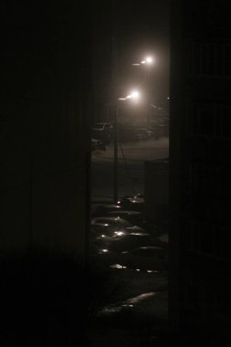 Evler arasında fenerler.