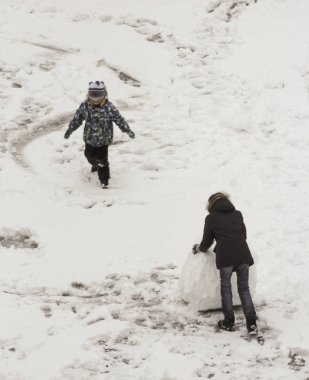 Çocuklar karda oynuyor..