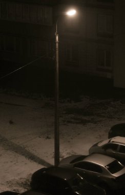 Lamba altında arabalar.