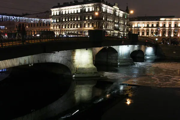 Ілюмінація міського мосту. — стокове фото