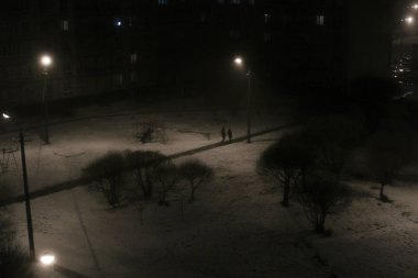 Gece lambası altında insanlar.