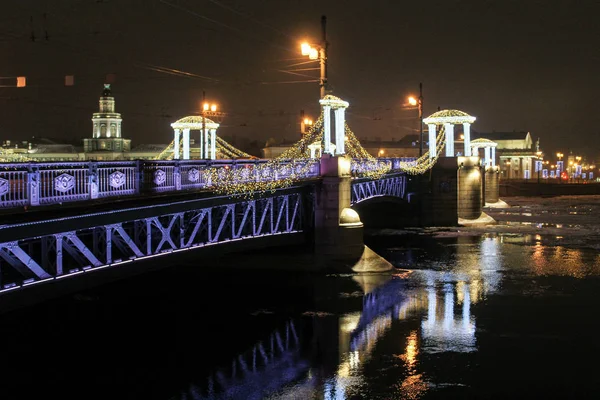 Художнє освітлення міст палацу. — стокове фото