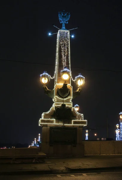 Iluminación del pilar en el Puente de la Trinidad . —  Fotos de Stock